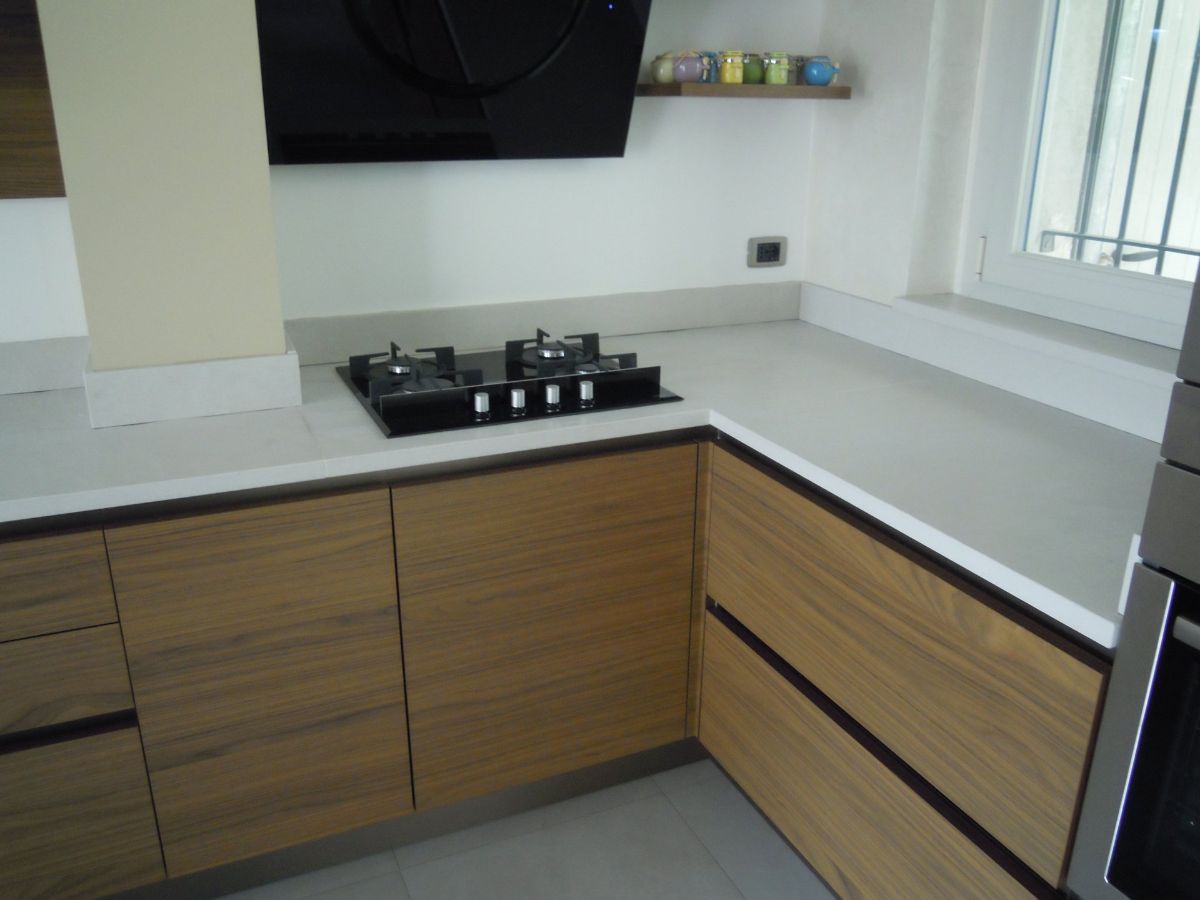 Cucina in legno con piano in marmo