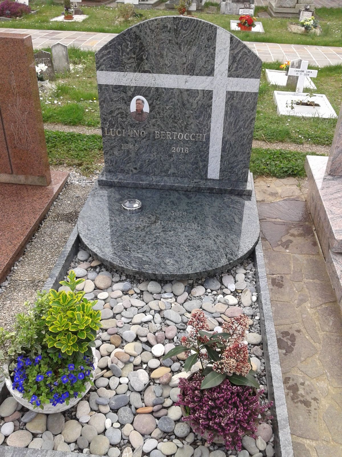 Lapide in marmo scuro