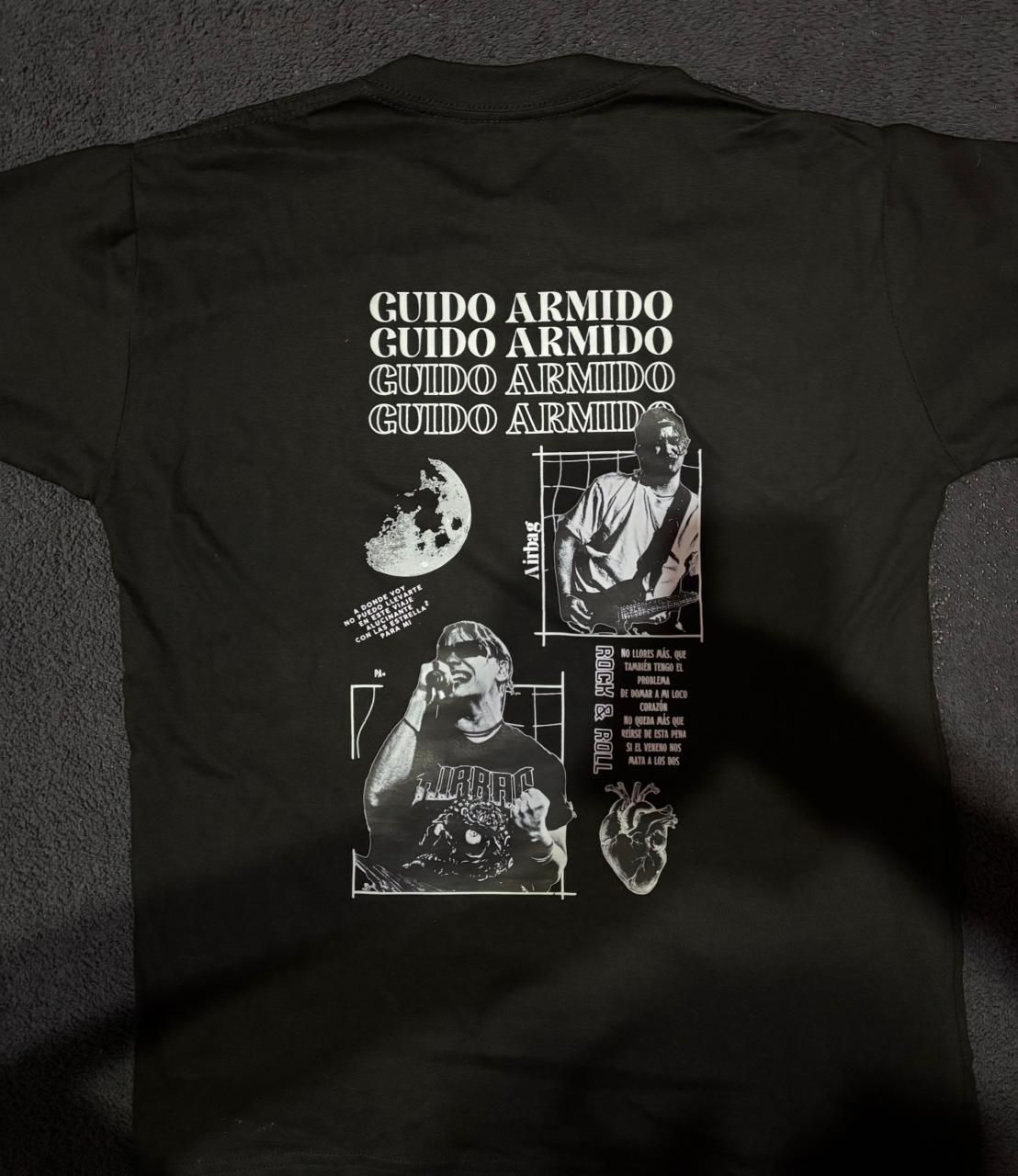 Camiseta negra con collage gráfico: texto apilado, fotos, ilustraciones de luna y corazón “GUIDO ARMIDO”.
