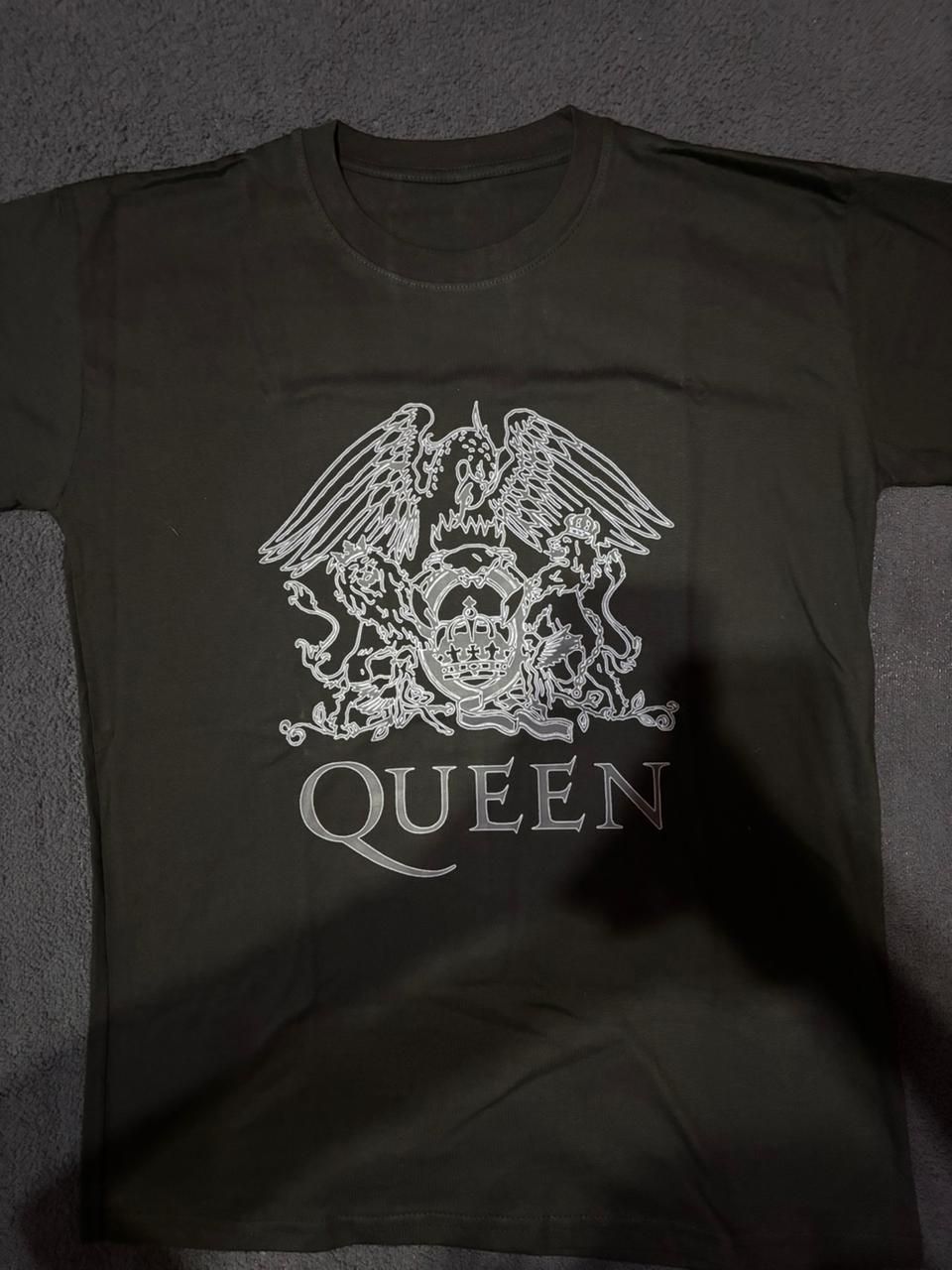 Camiseta negra con collage gráfico: texto apilado, fotos, ilustraciones de luna y corazón “GUIDO ARMIDO”.