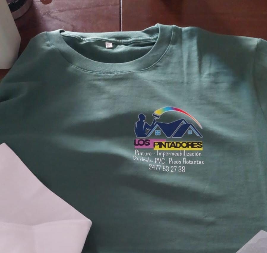 Camiseta gris con logo de hoja de sierra negra y texto 