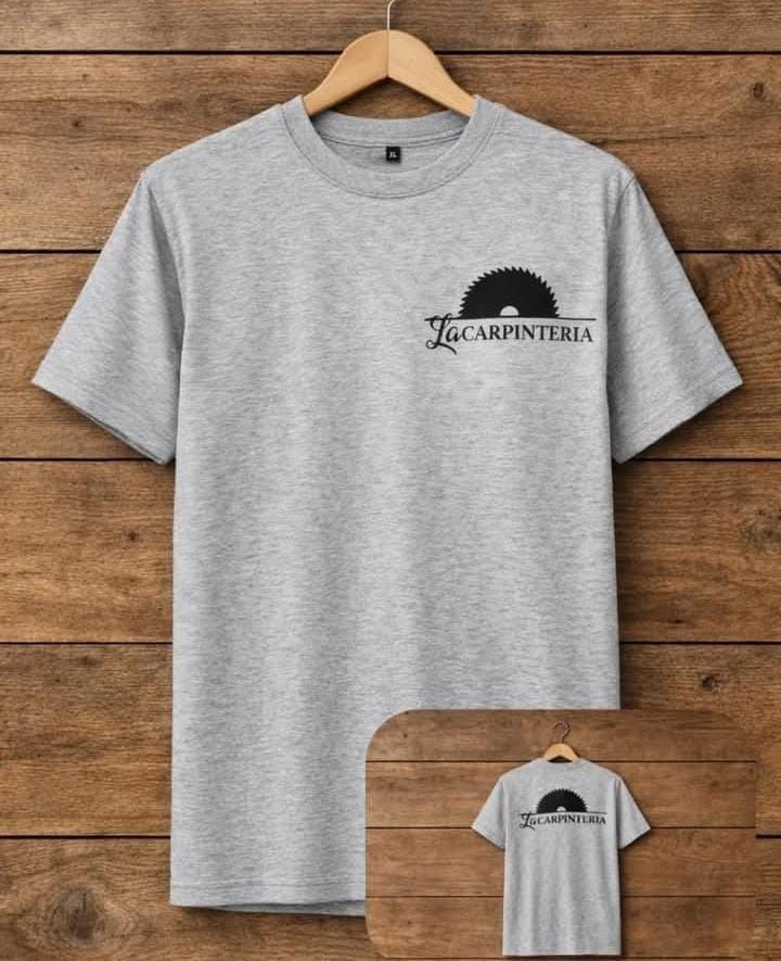 Camiseta gris con logo de hoja de sierra negra y texto 