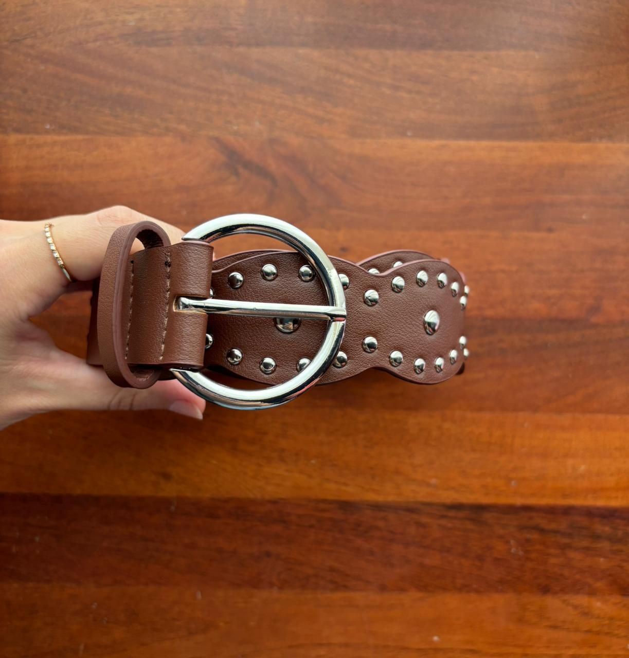 Cinto cuero con tachas