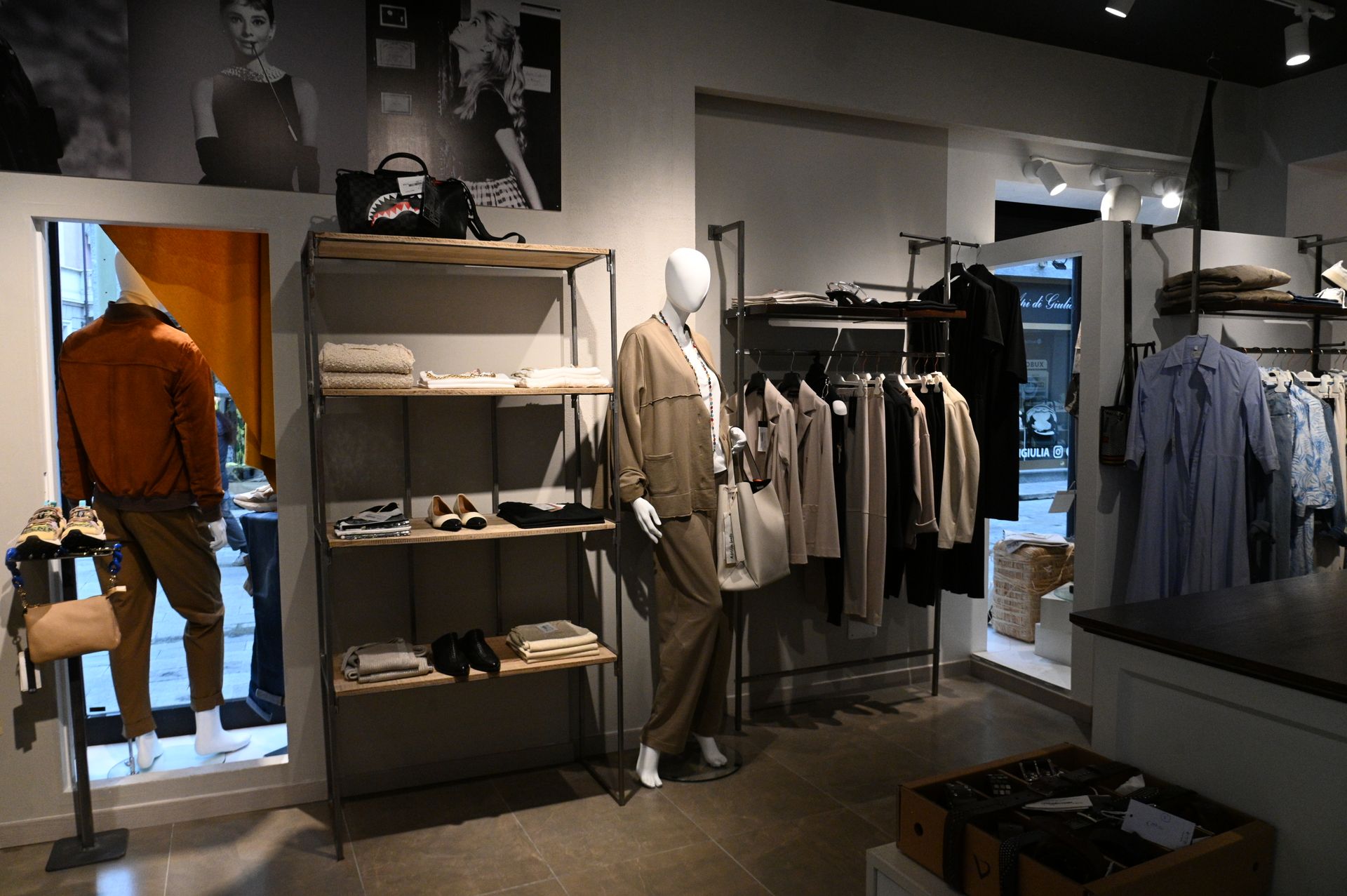 Un negozio pieno di vestiti e un manichino.