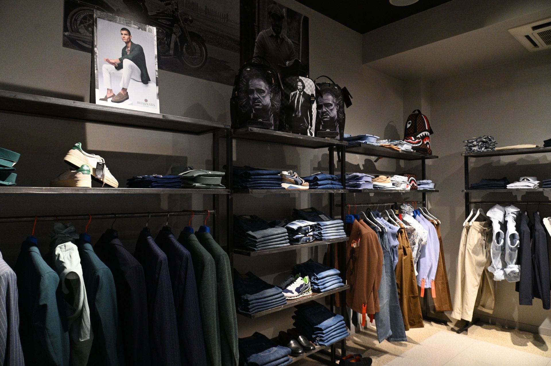 Un negozio pieno di tanti vestiti e scarpe