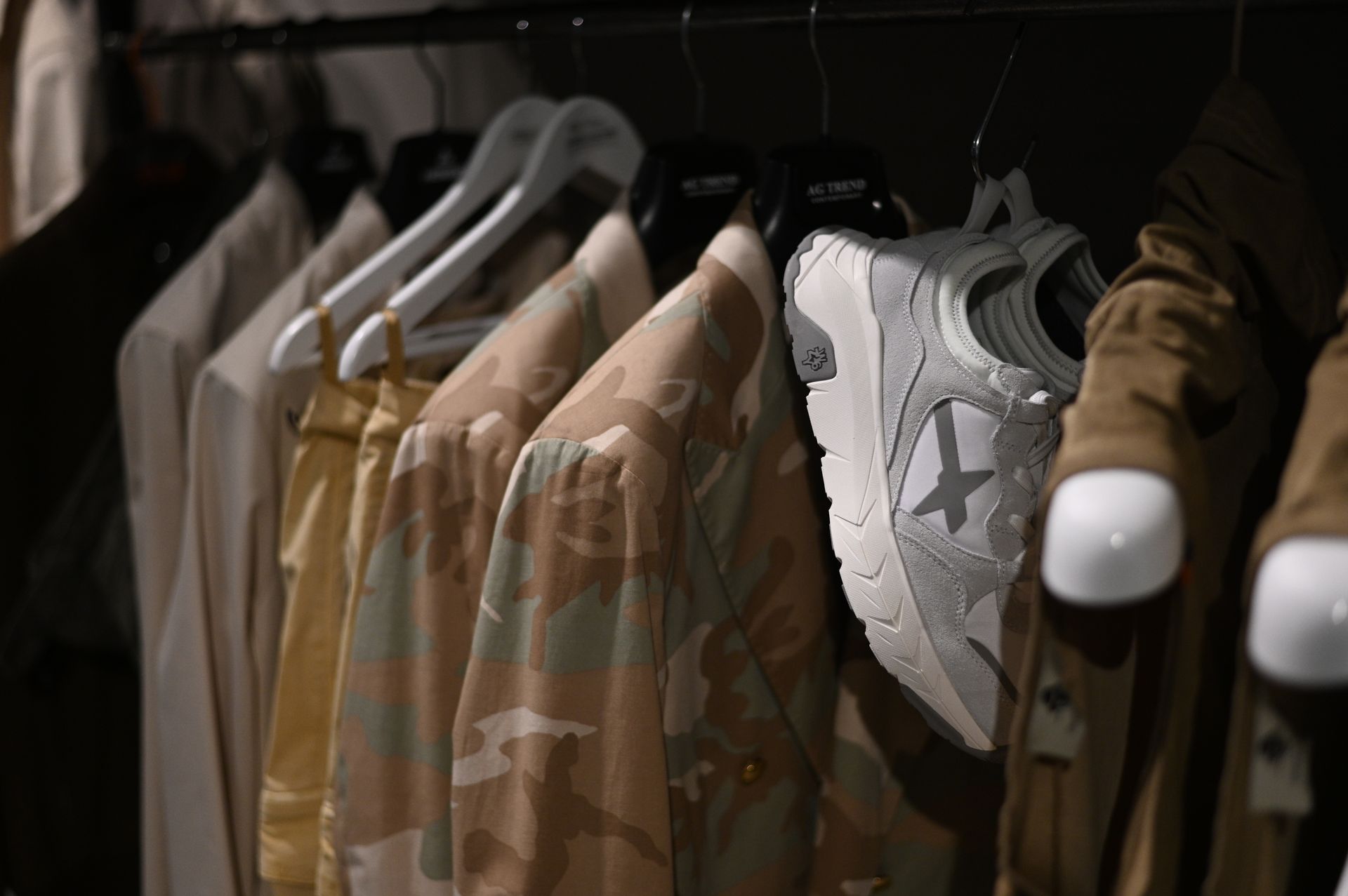 Una fila di vestiti è appesa su un attaccapanni in un armadio.