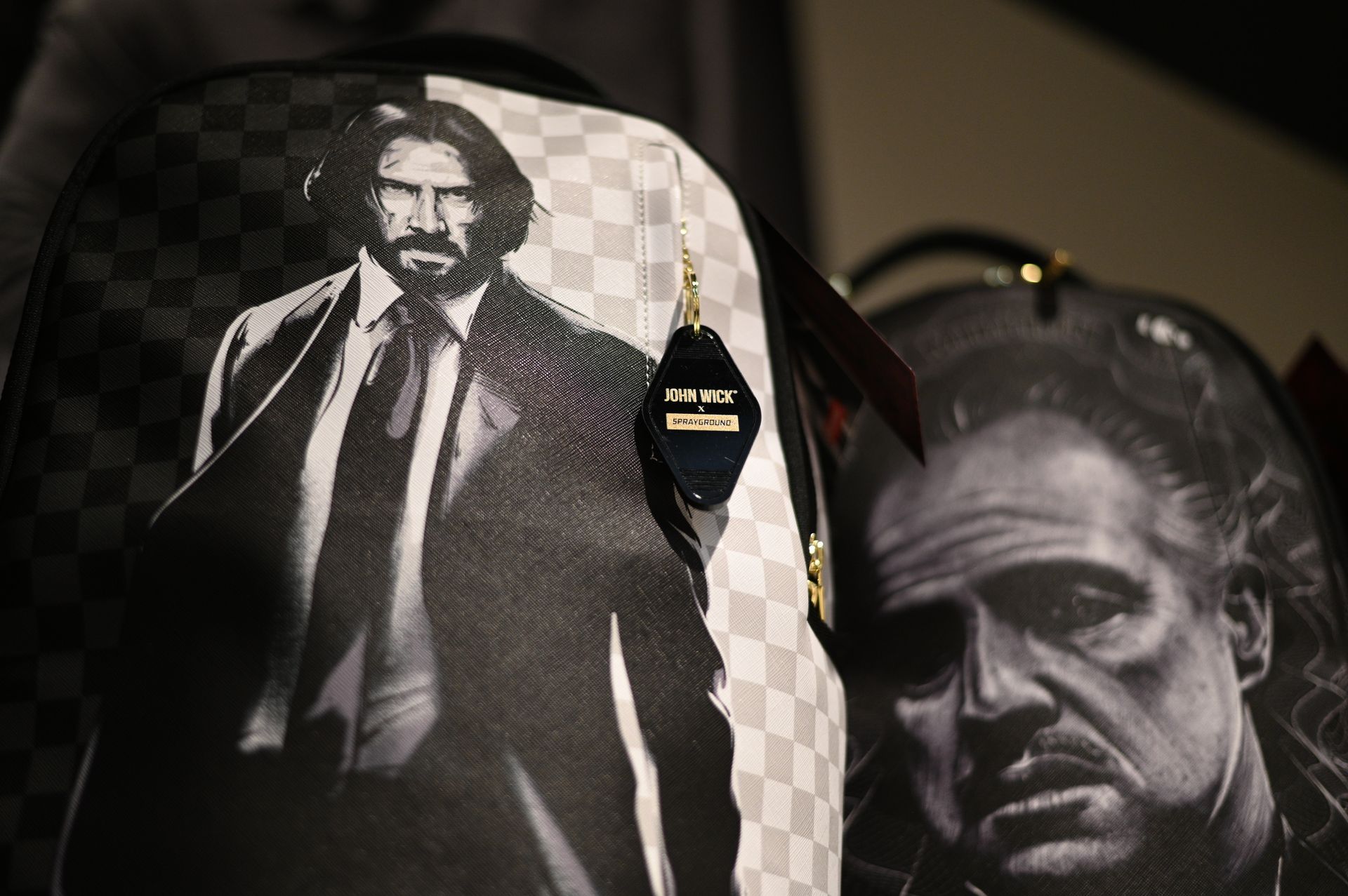 Una foto in bianco e nero di un uomo in giacca e cravatta su uno zaino.