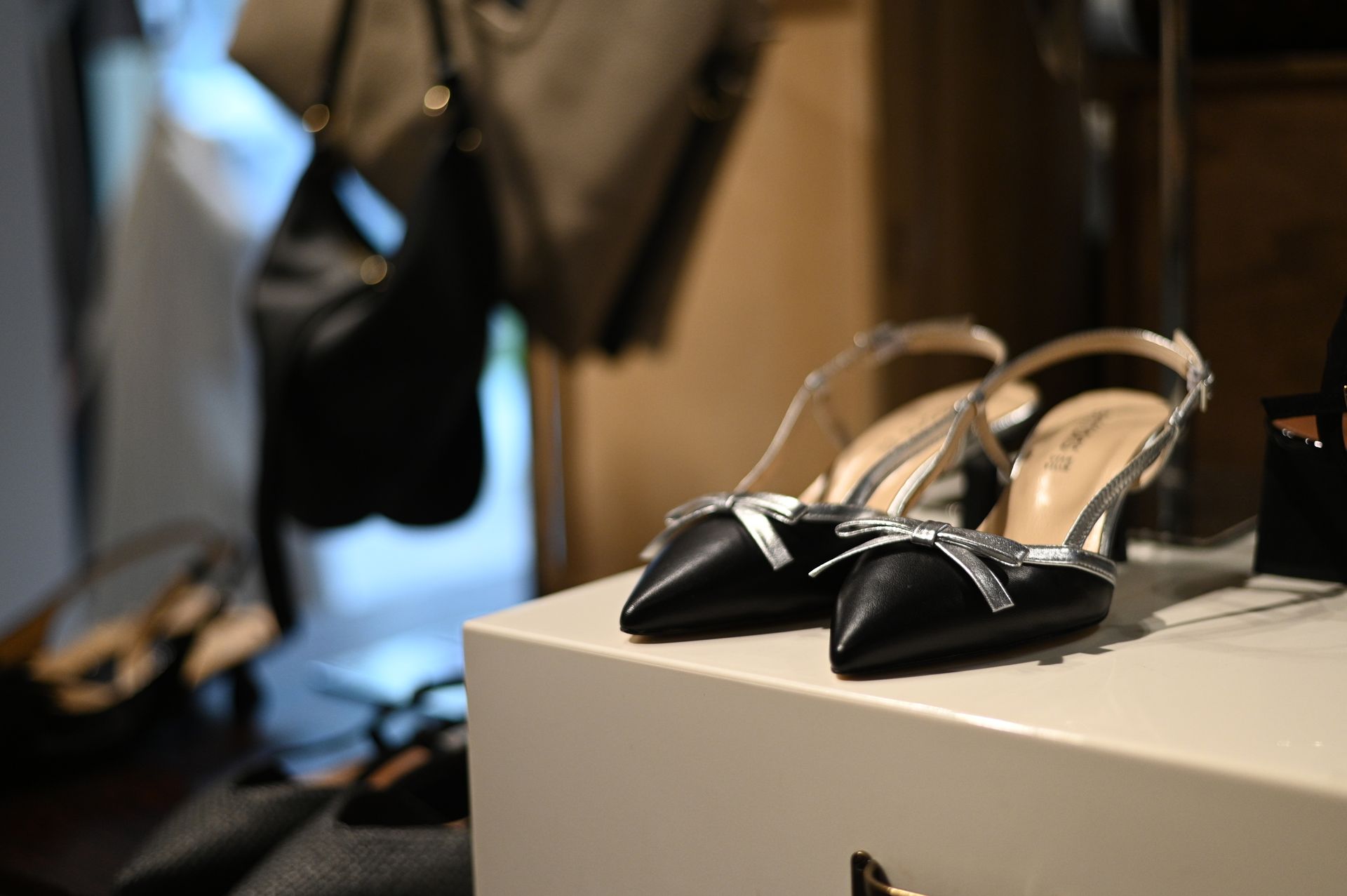 Un paio di scarpe nere sono appoggiate sopra una scatola bianca.