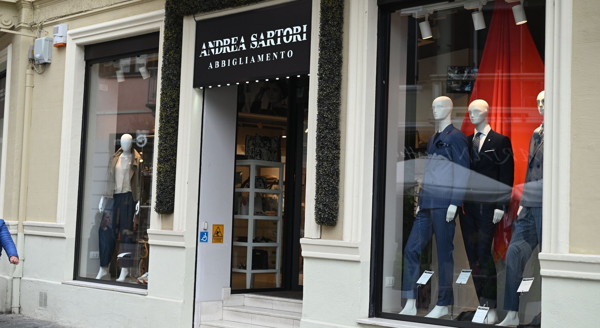 Una vetrina con manichini davanti