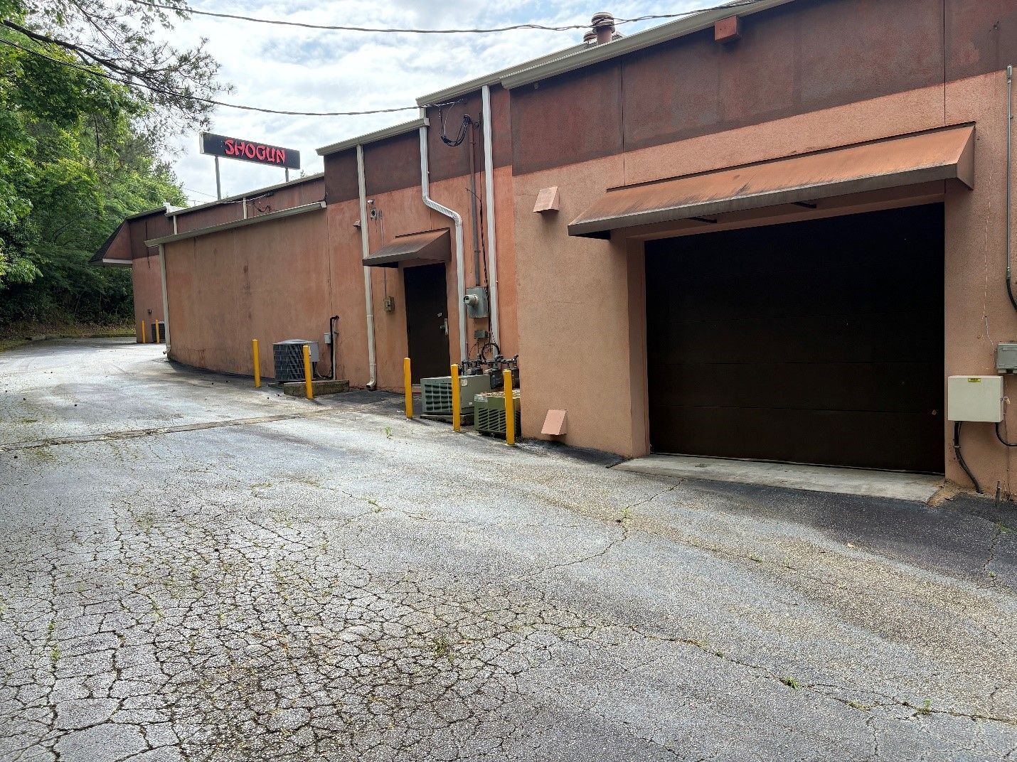 A building with a sign that says motel on it