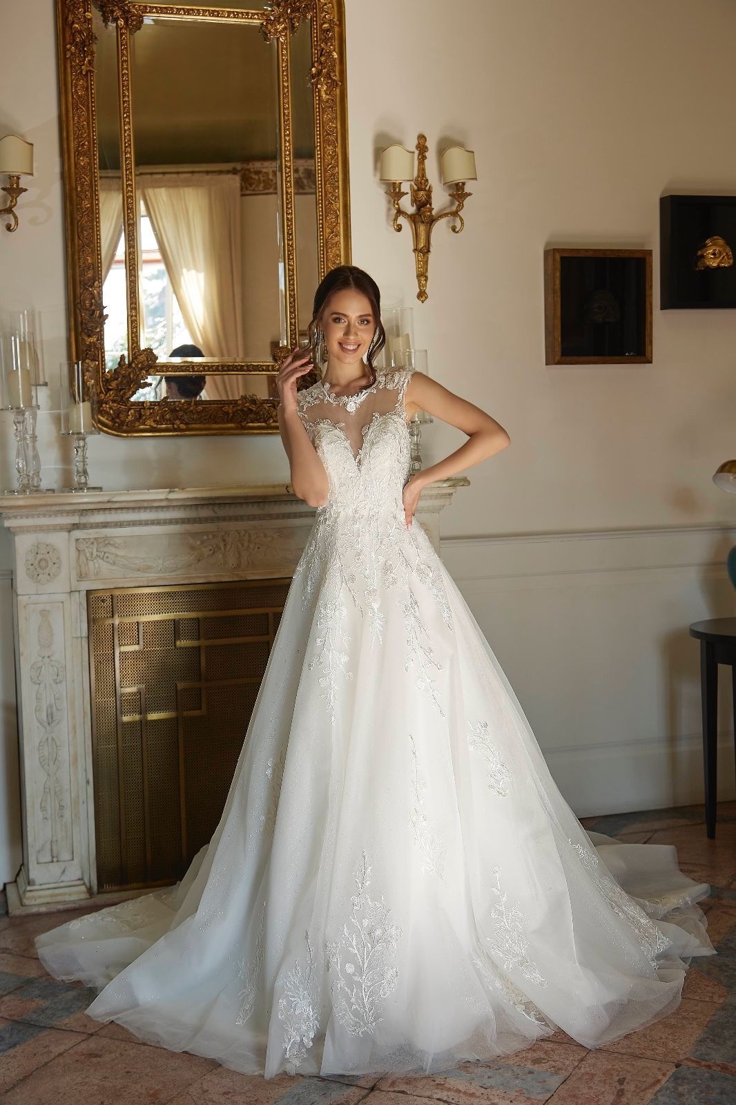 Una donna in abito da sposa è in piedi davanti a un camino.