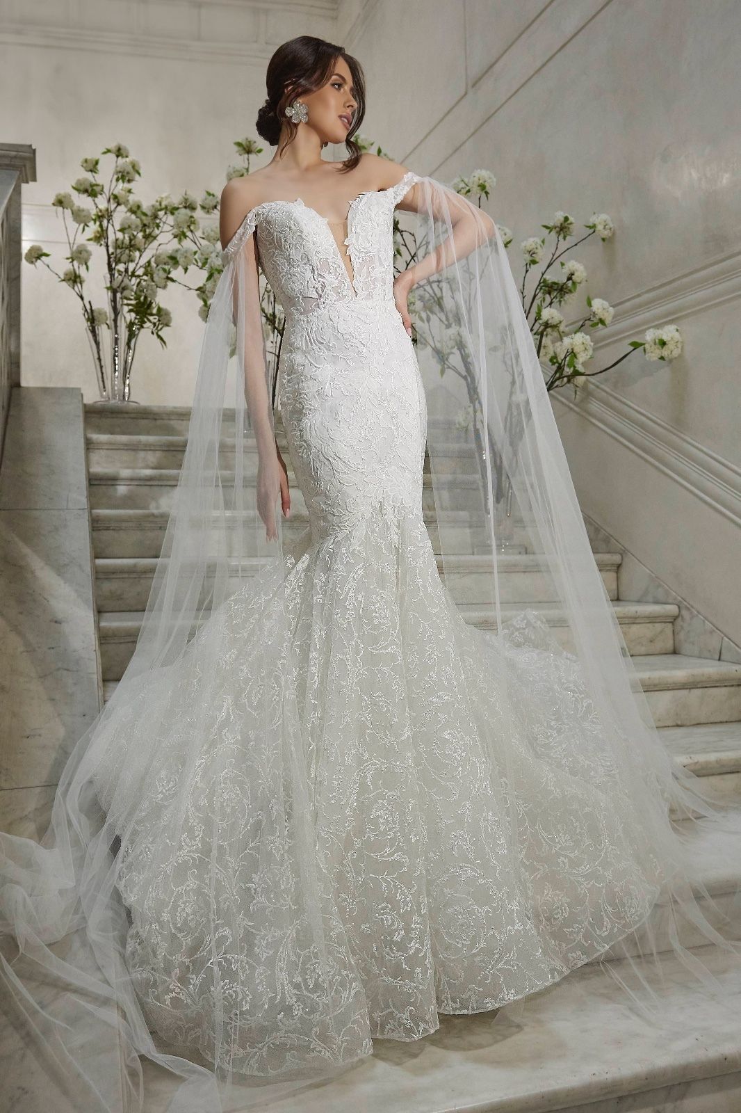 Una donna in abito da sposa è in piedi su una rampa di scale.