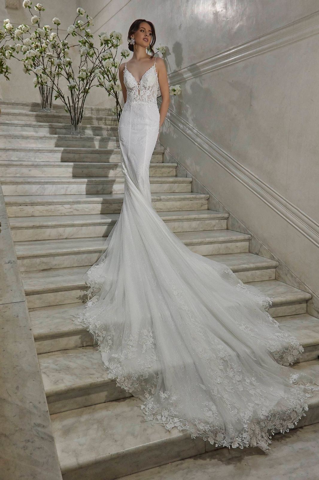 Una donna in abito da sposa è in piedi su una rampa di scale.