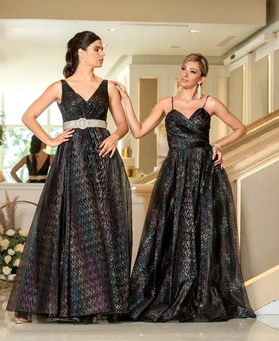 Due donne in lunghi abiti neri sono in piedi una accanto all'altra