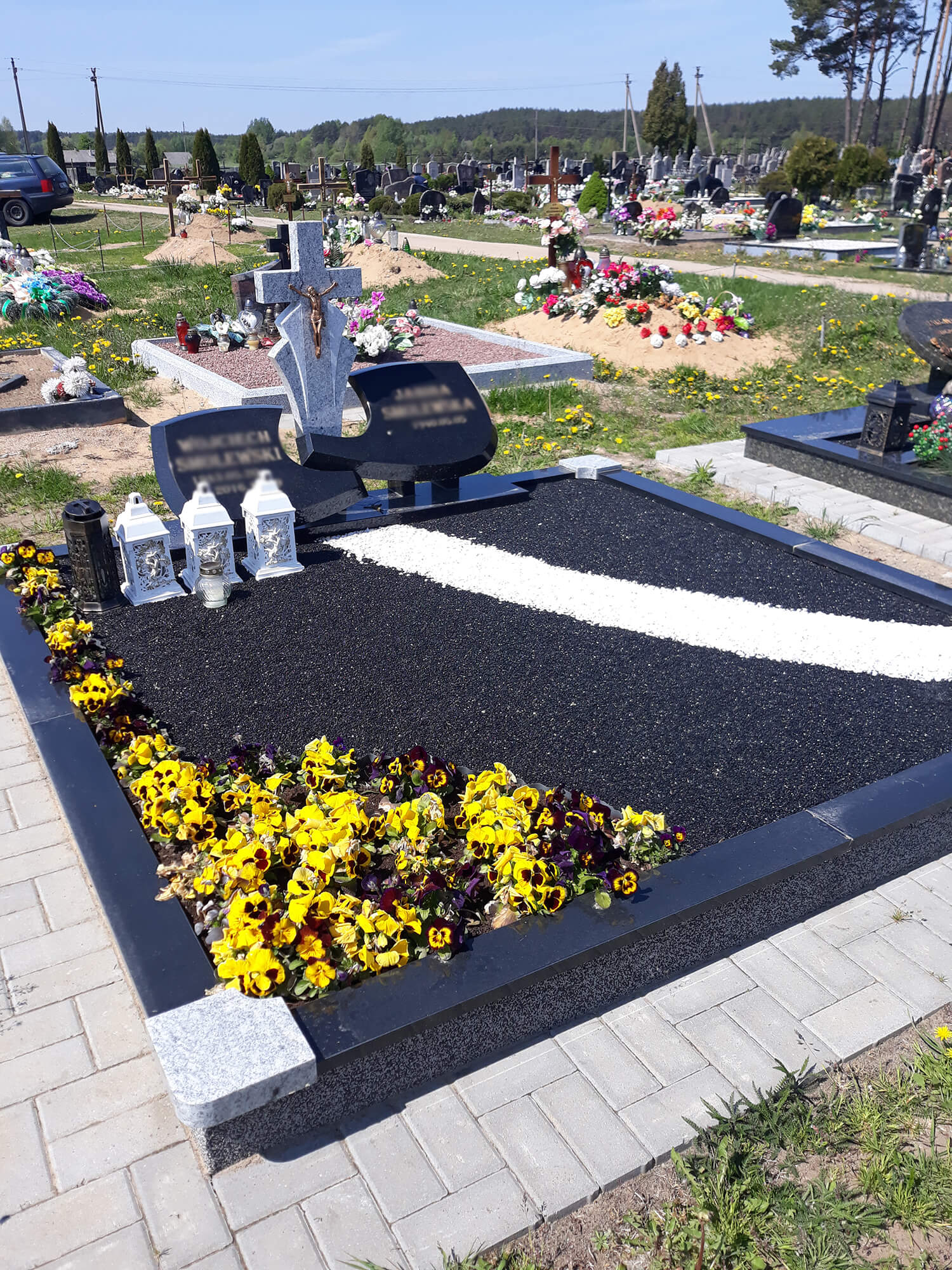 Produkcja i montaż pomników