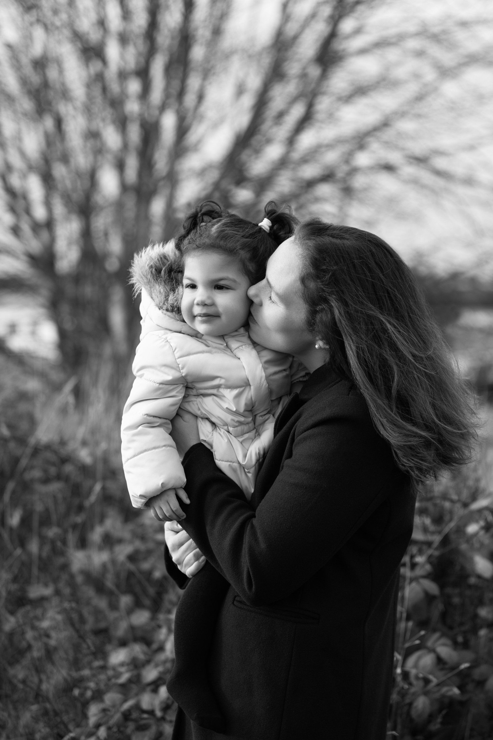Natalie-DAngelo-Photography-Vancouver-BC-Canada-BlackWhite-Family-Portraits-Visual-Storyteller-mother-holding-kissing-little-girl-daughter