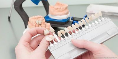 Enge Zusammenarbeit zwischen Zahnarzt und Zahntechniker