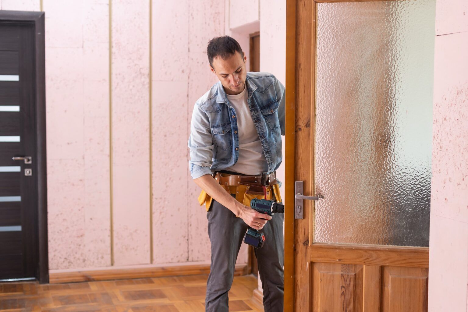 Handyman Fixing Door Knob – Edmond, OK – Everyday Locksmith OK