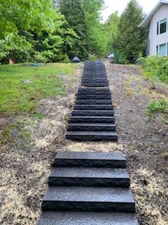 Un escalier menant à une maison dans les bois.