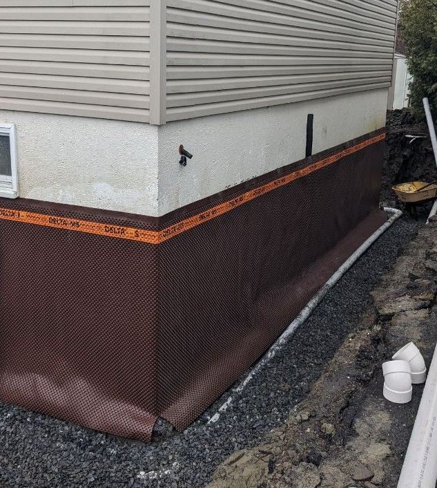 Une maison avec un système de drainage installé sur le côté.