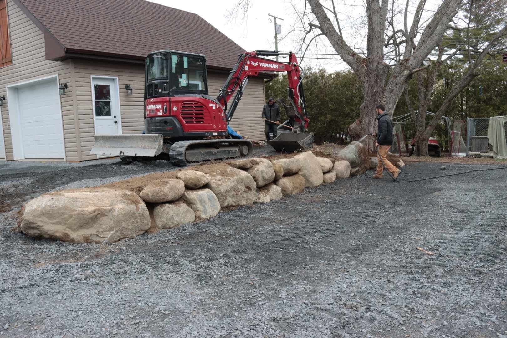 Une pelle rouge est garée devant une maison.