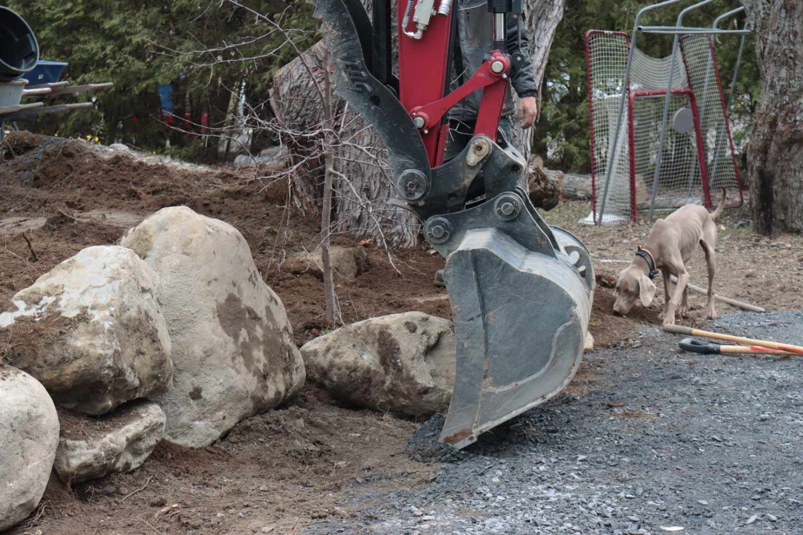 Un homme utilise un bulldozer pour creuser un trou dans le sol.