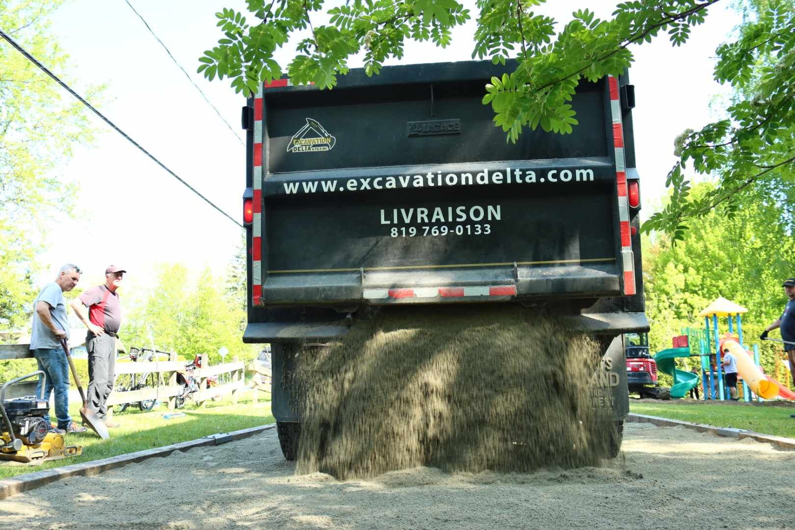 Un camion benne avec le site www.excavationdelta.com au dos