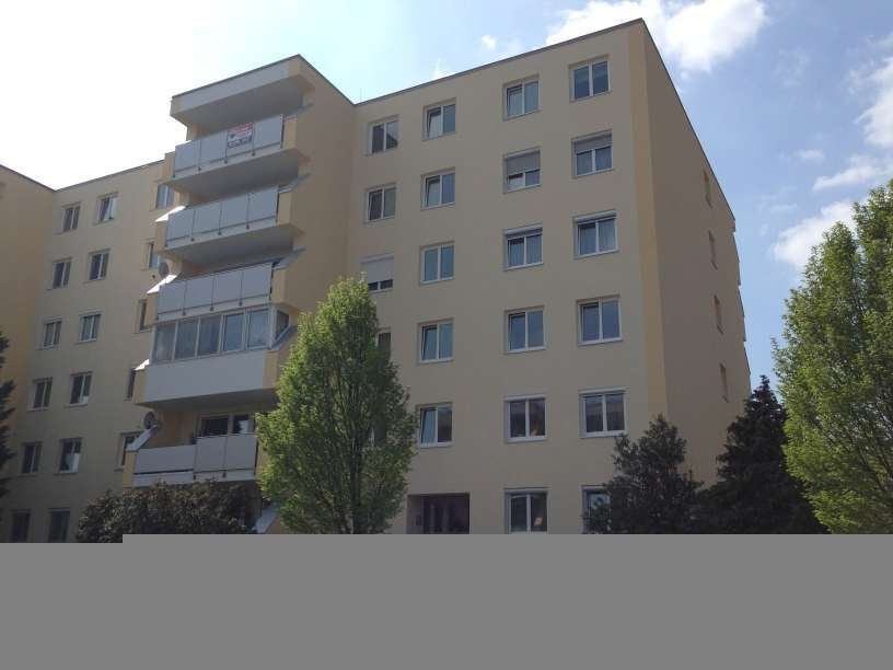 Hauswand mit Balkonen