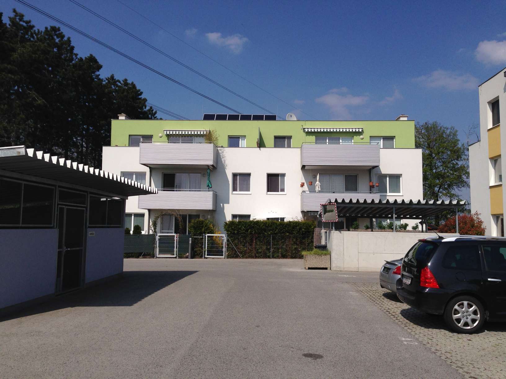 Hauswand von Mehrfamilienhaus