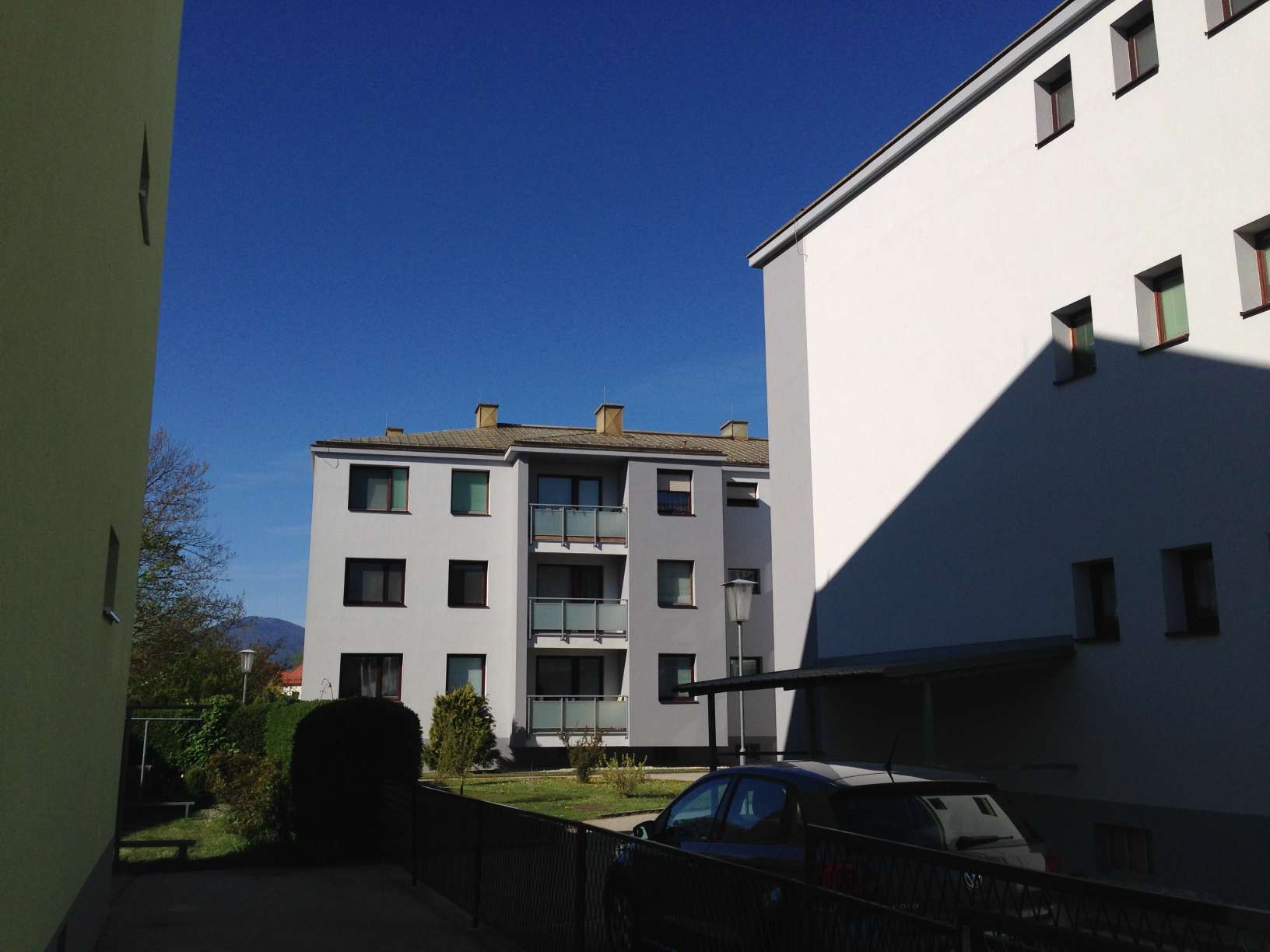 hellgrauer Farbanstrich von Wohnblock