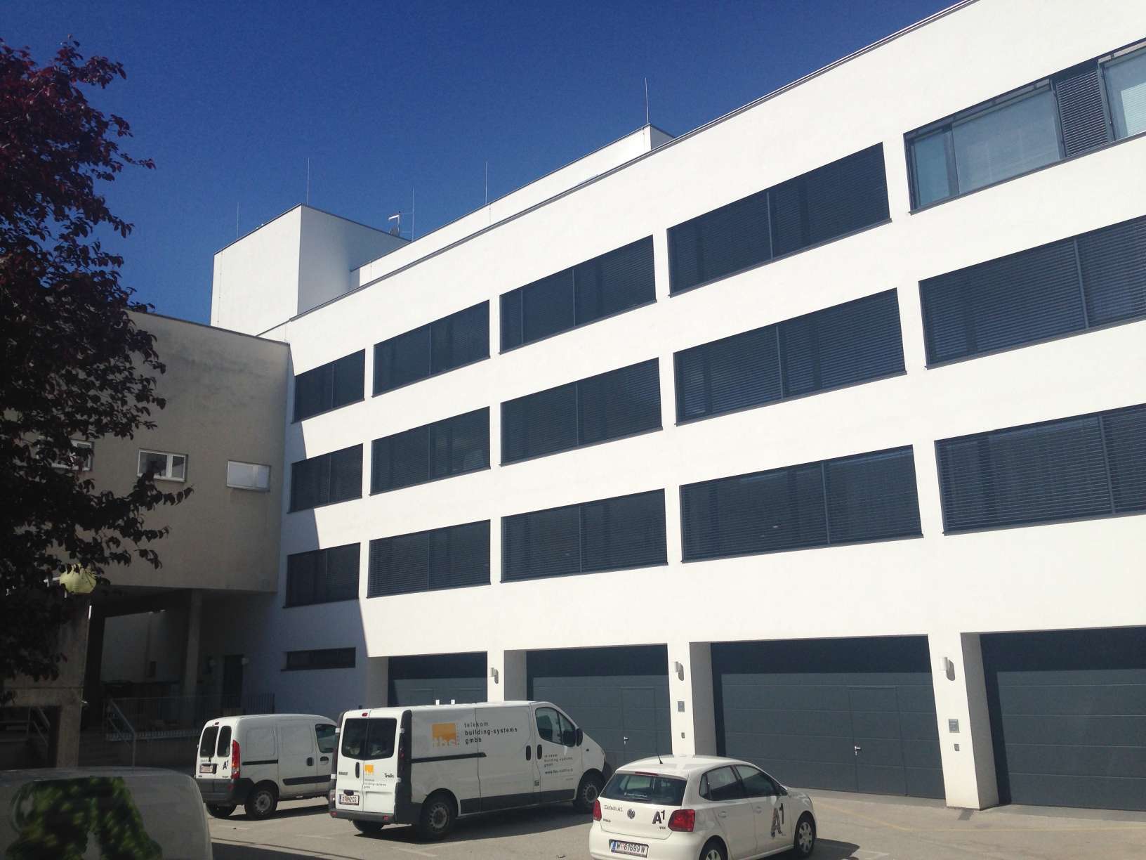 Wohnblock mit weißer Fassade