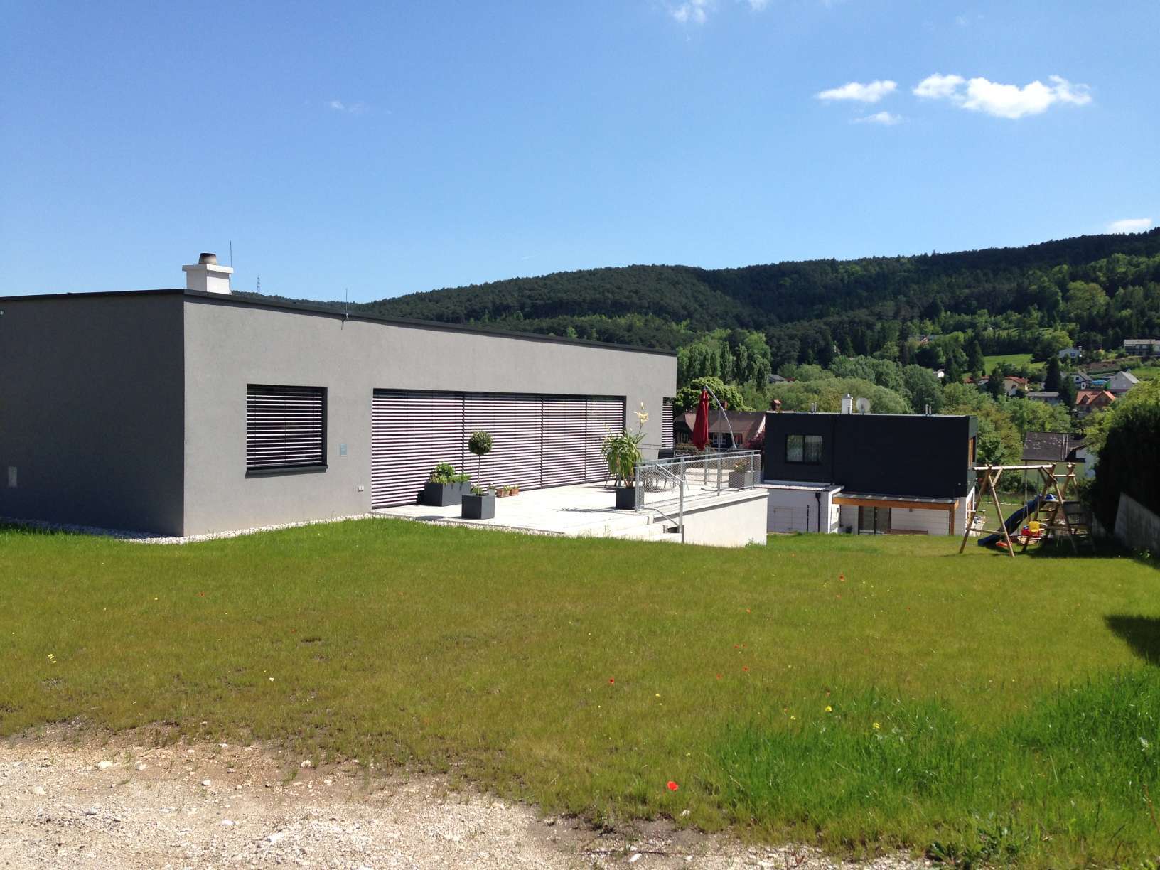 Hauswand mit grauem Farbanstrich