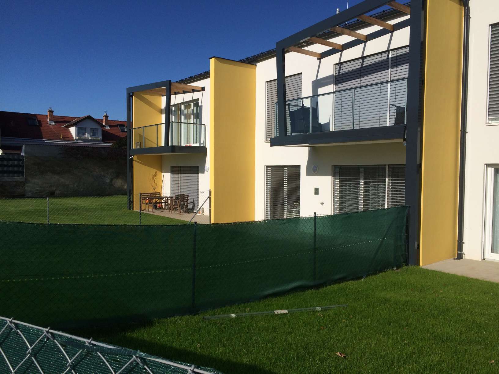 Wohnblock mit Balkonen - Fassadenanstrich