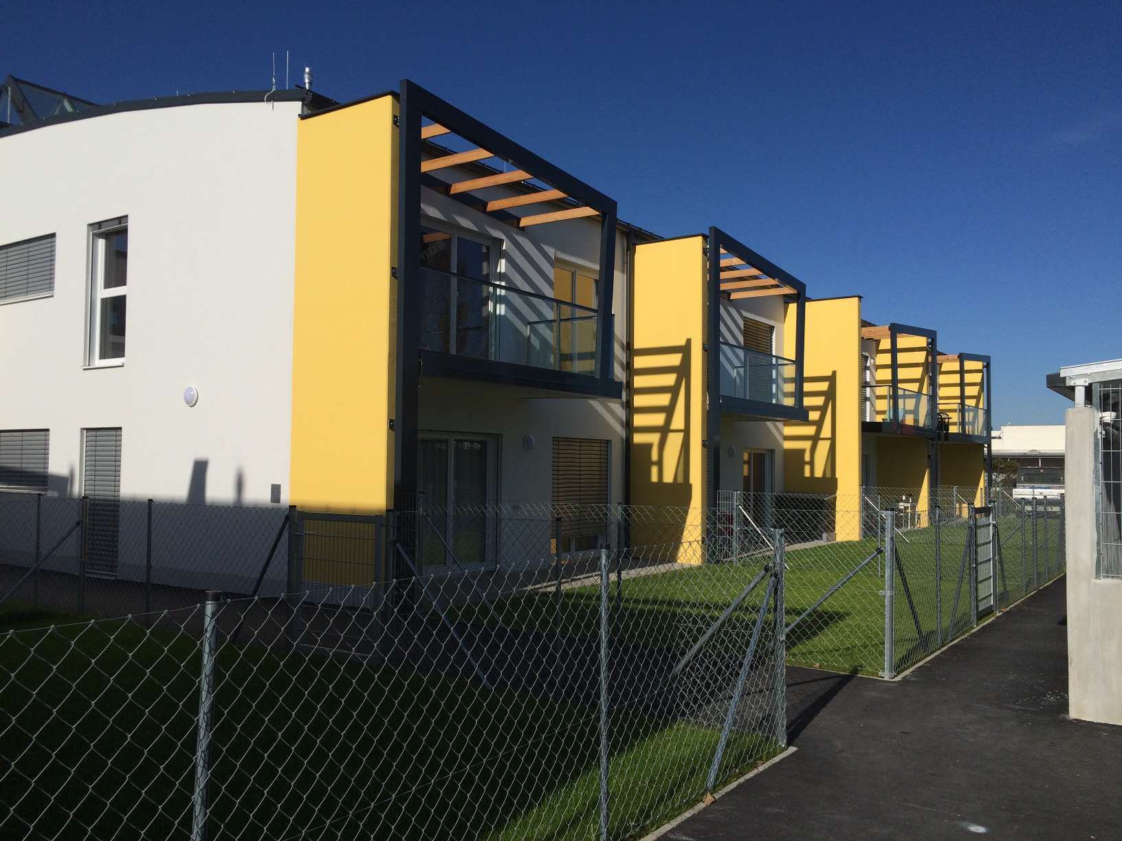 Anstrich von Wohnblock in gelb und weiß