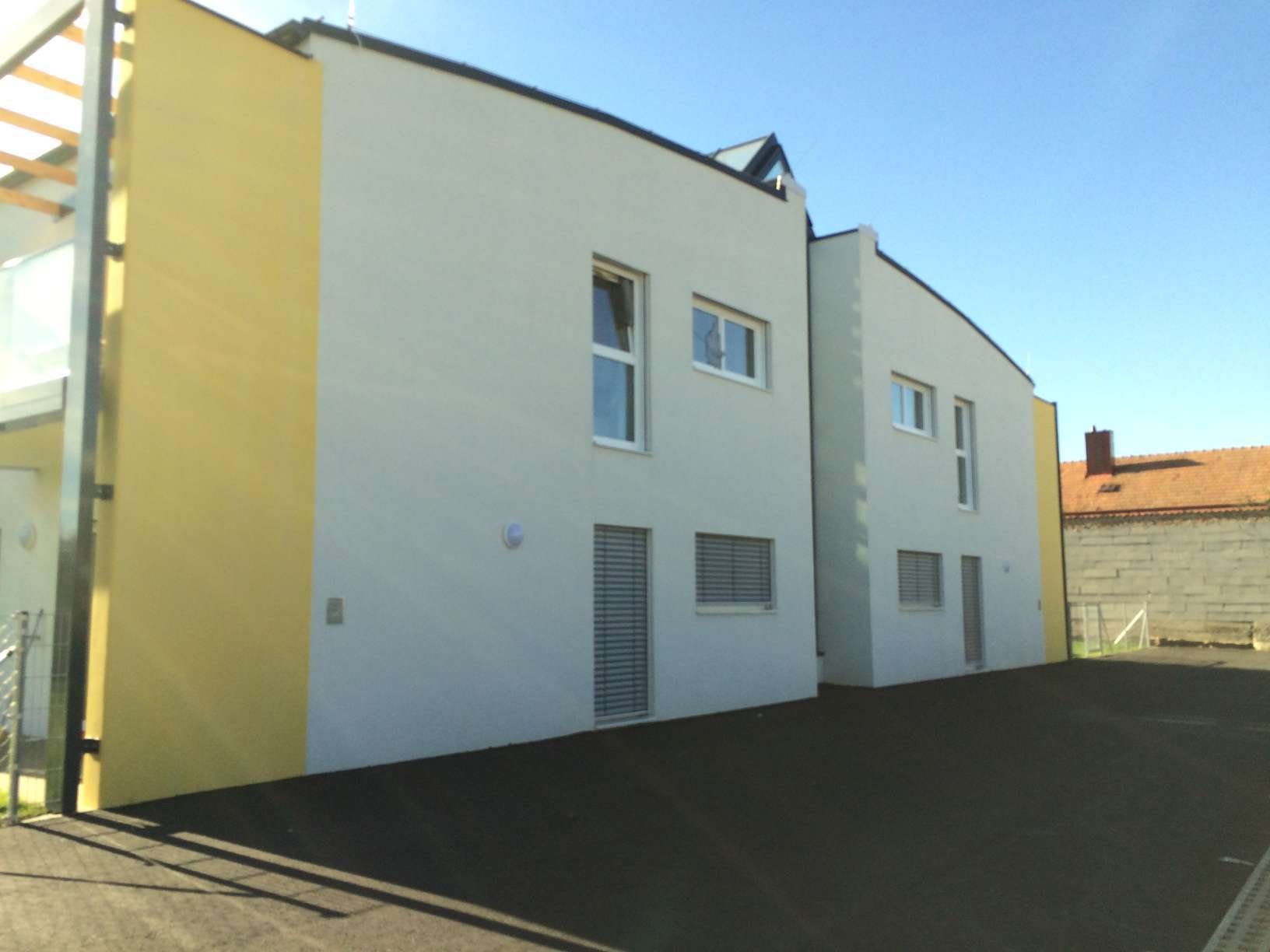 Fassadenrestaurierung, gelb und weiß