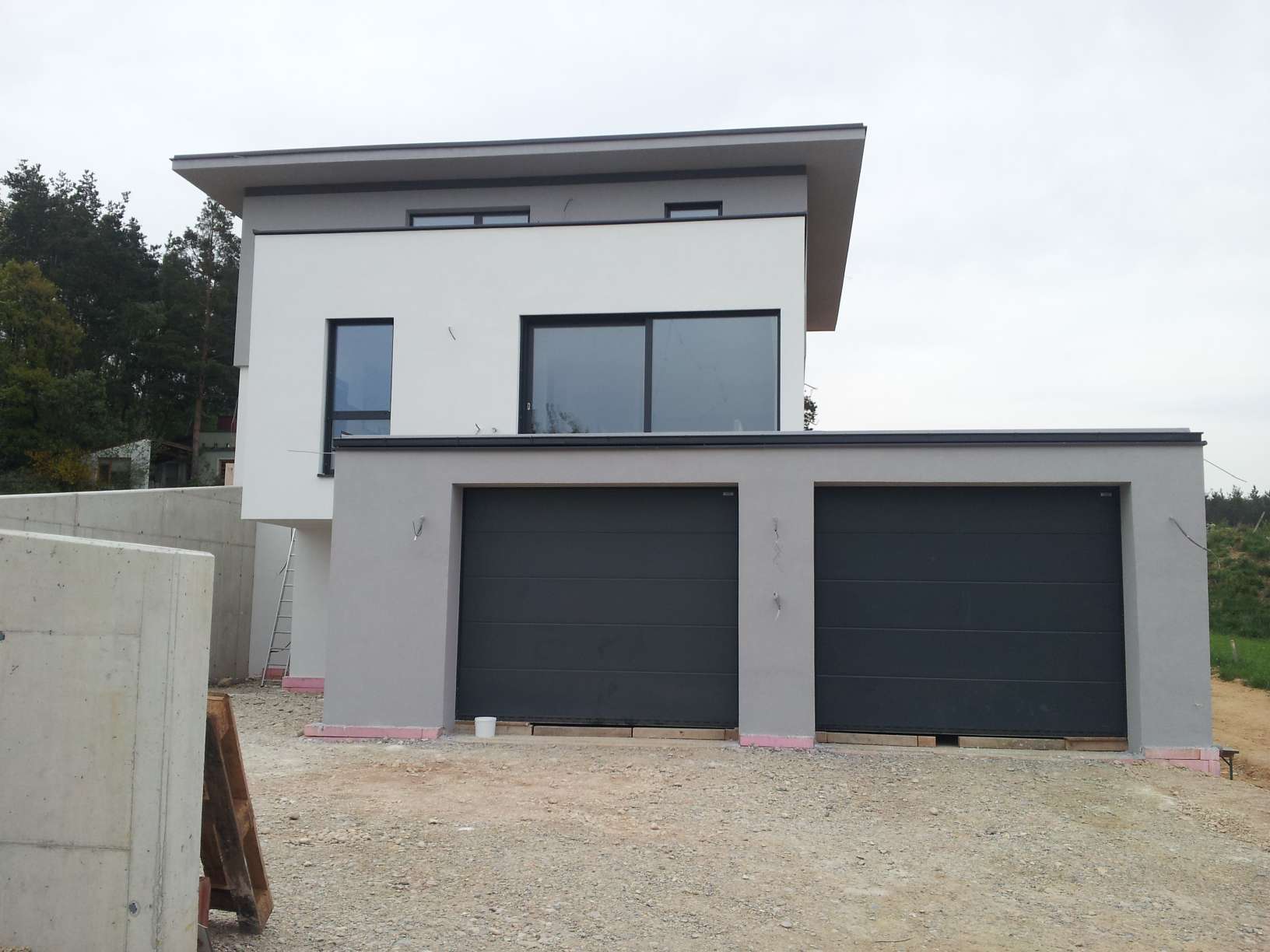 Anstrich von Hausfront mit Garage