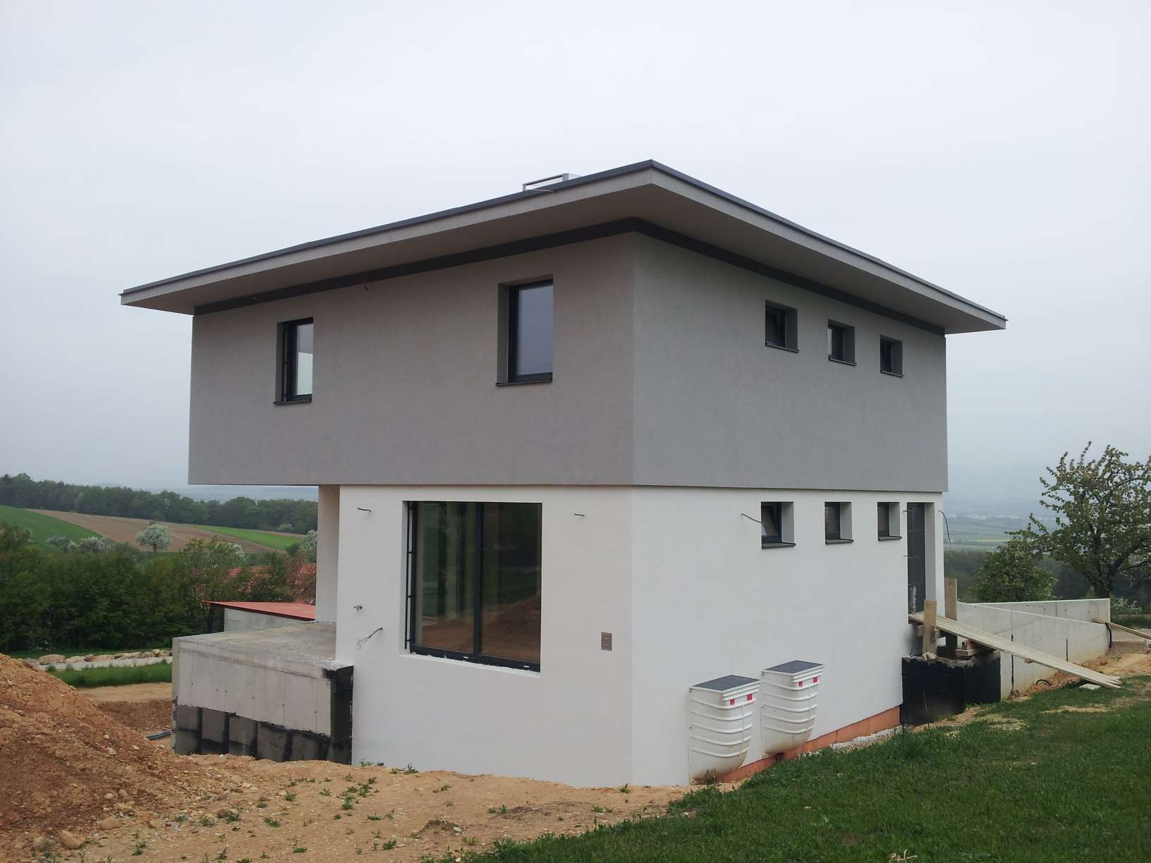 Fassadenarbeiten in weiß und hellgrau