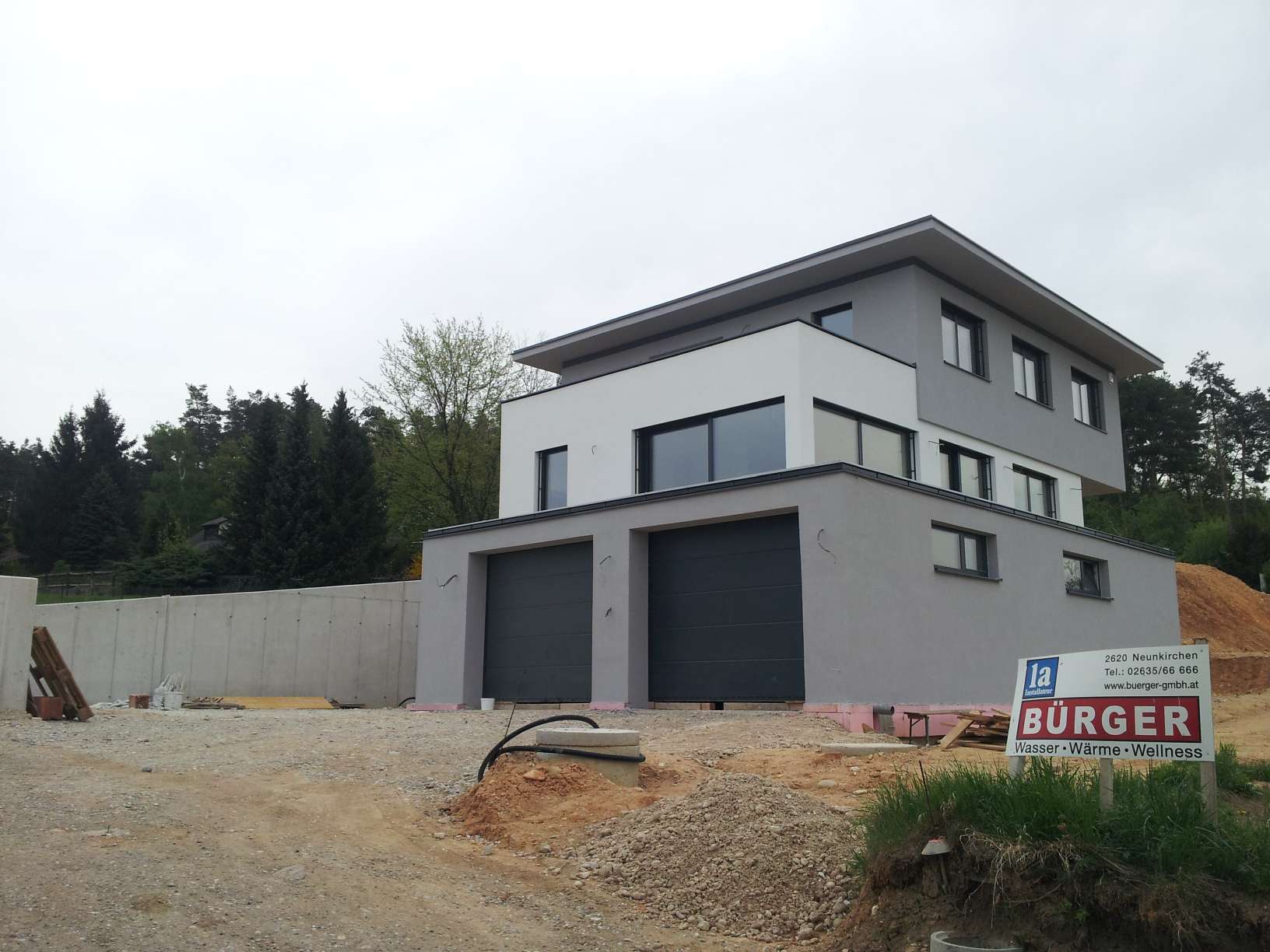 Anstrich in hellgrau und weiß von schräg vorne