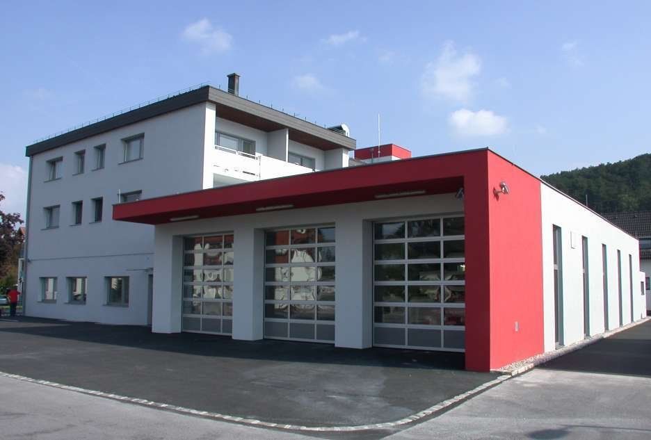 Fassade in rot und weiß von Gebäude