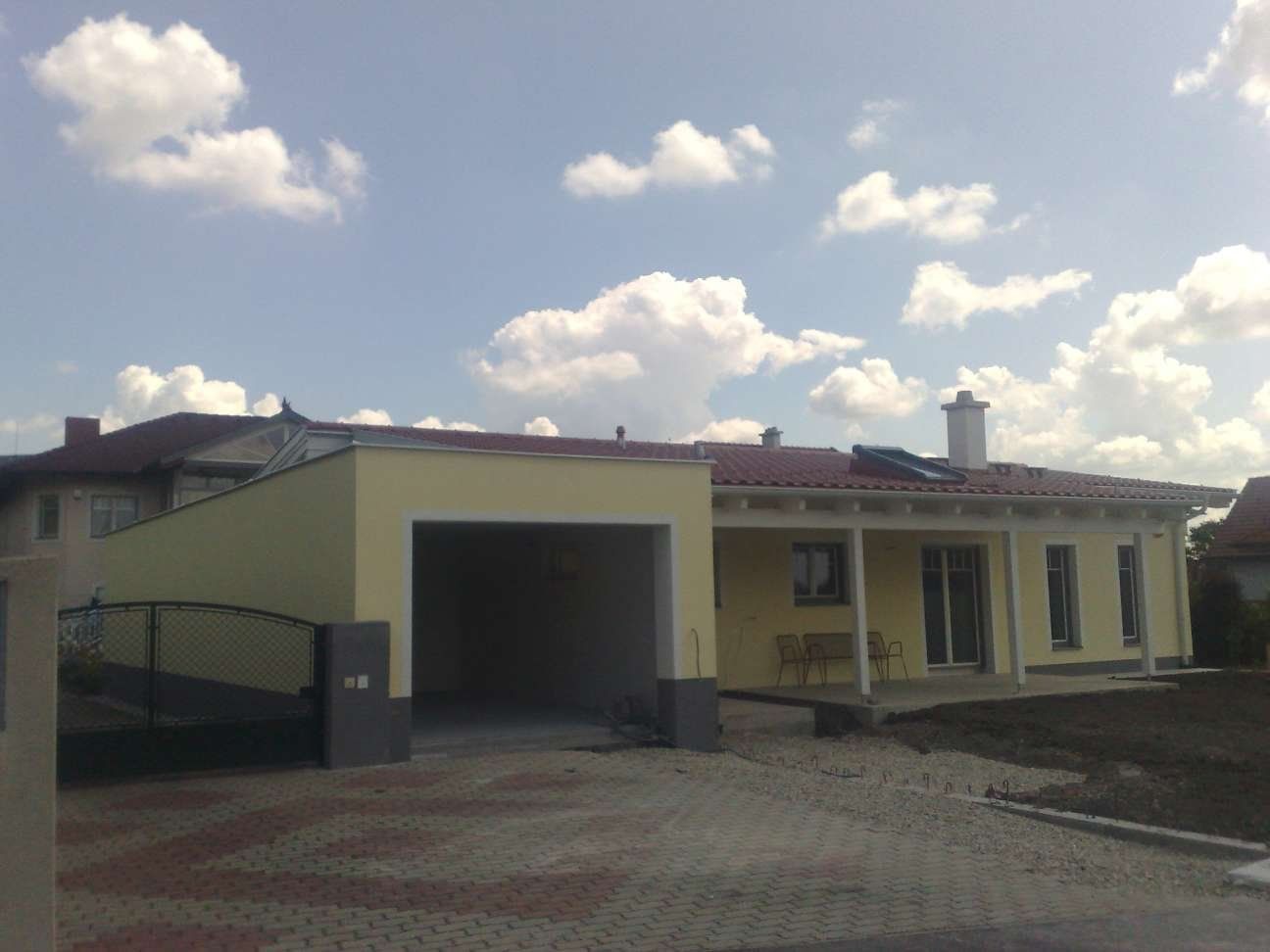 Fassadenanstrich bei Haus mit Garage