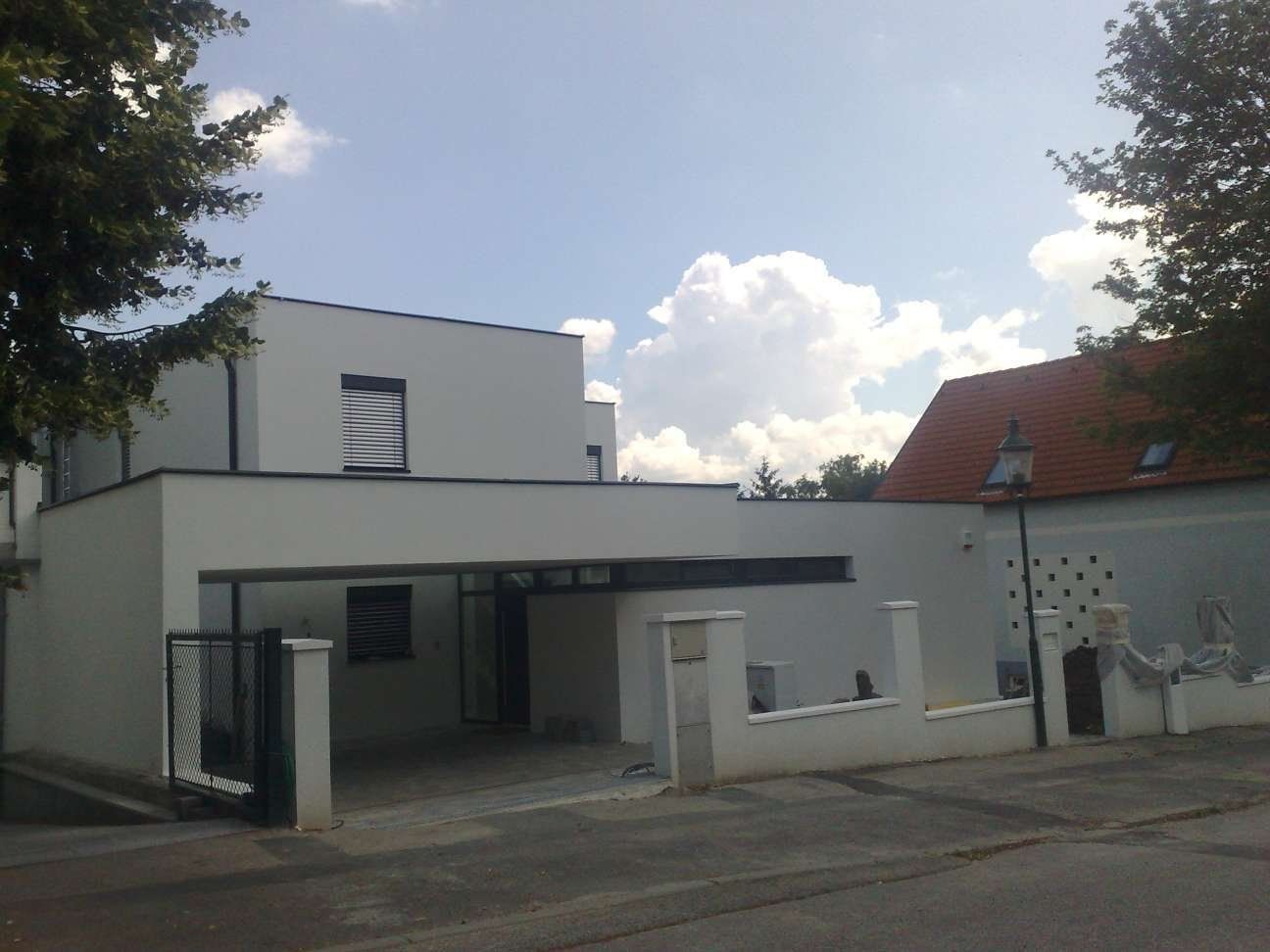 Anstrich von Hauswand im Eingangsbereich