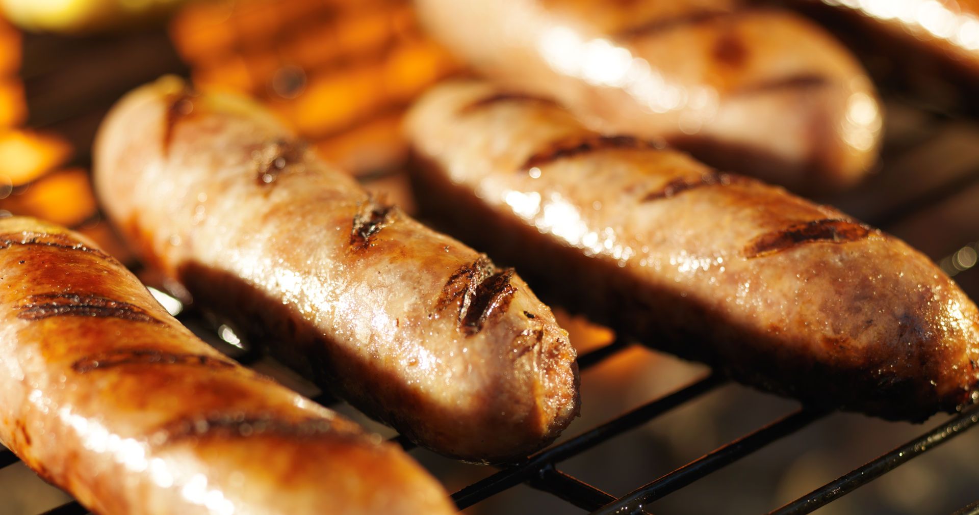 Bratwurst auf dem Grill beim Weihnachtsgrillen