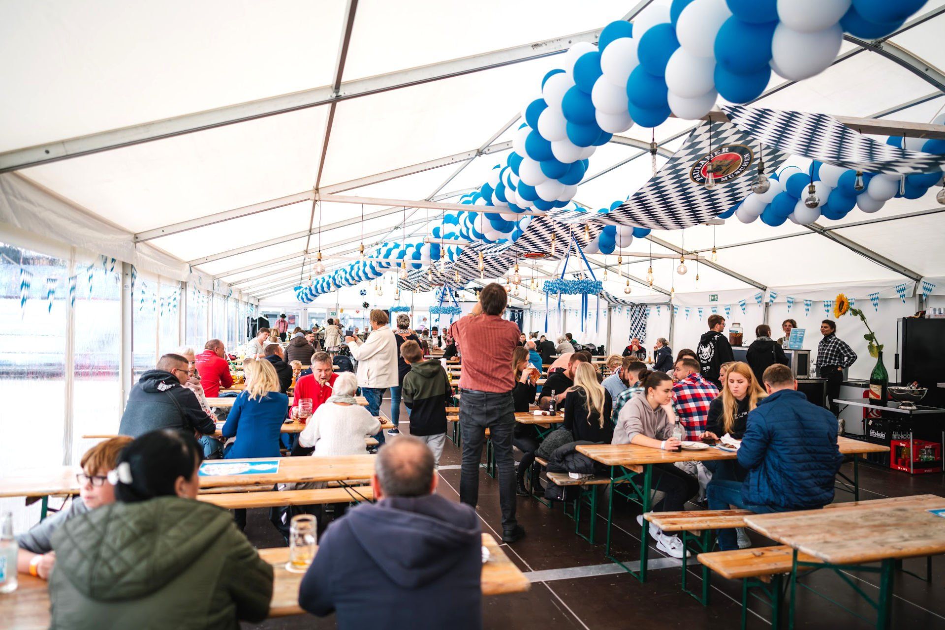 Partystimmung beim Oktoberfest 2022 der Firma Groeger Bauaufzüge und Hebetechnik