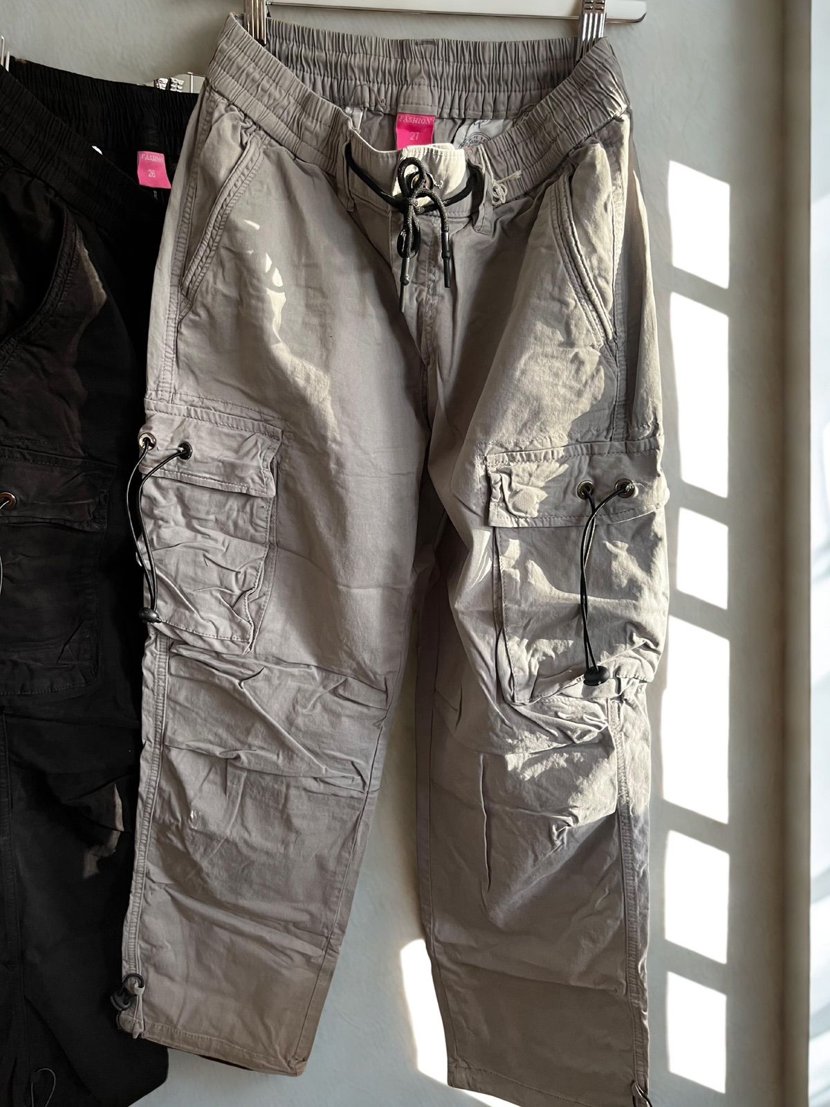 Pantalón cargo gris topo