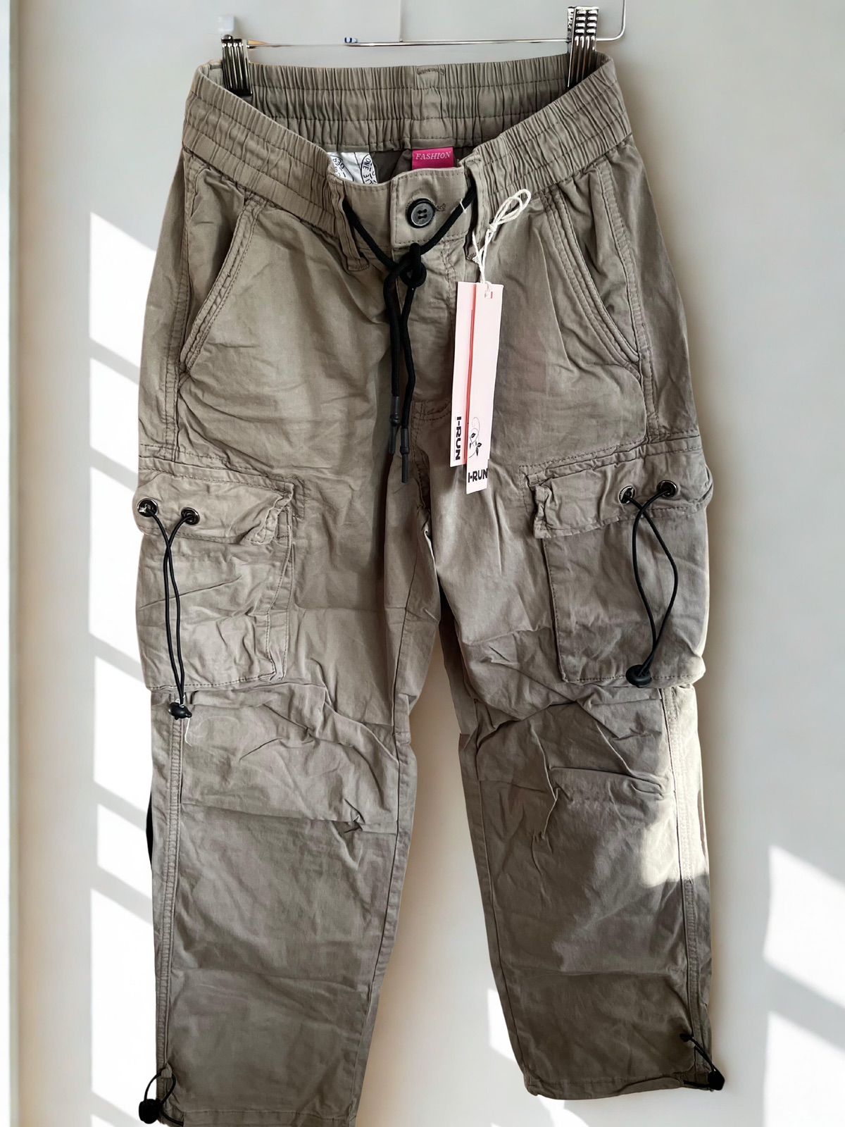 Pantalón cargo visón