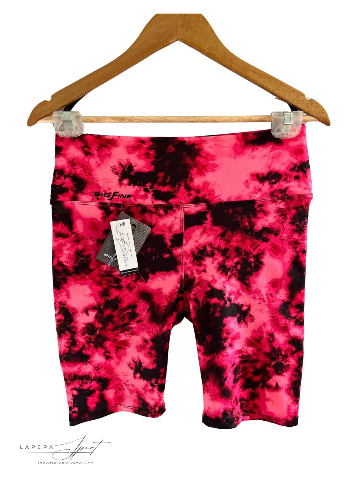 Mujer con sujetador deportivo negro y pantalones cortos