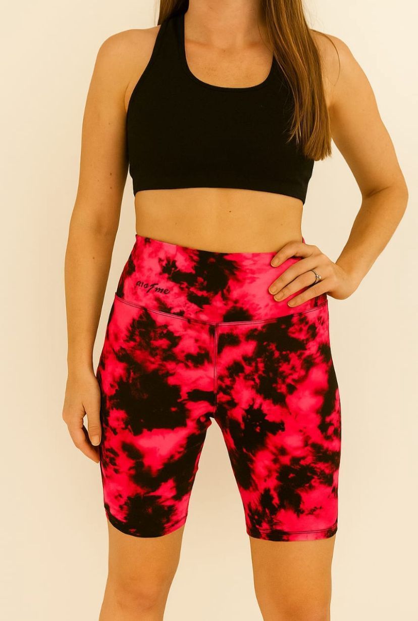 Mujer con sujetador deportivo negro y pantalones cortos