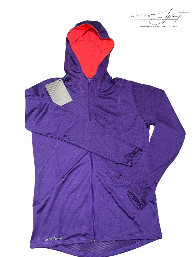 Mujer con sudadera con capucha, cremallera y forro de capucha rojo de color violeta