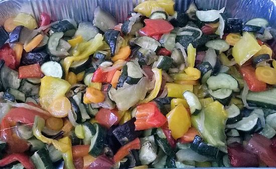 dei peperoni tagliati e altre verdure