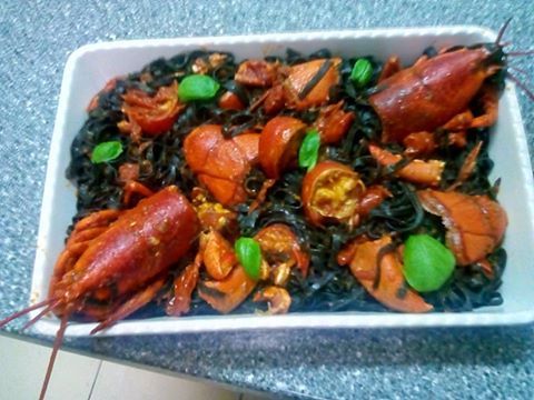 delle linguine al nero di seppia con dell’astice